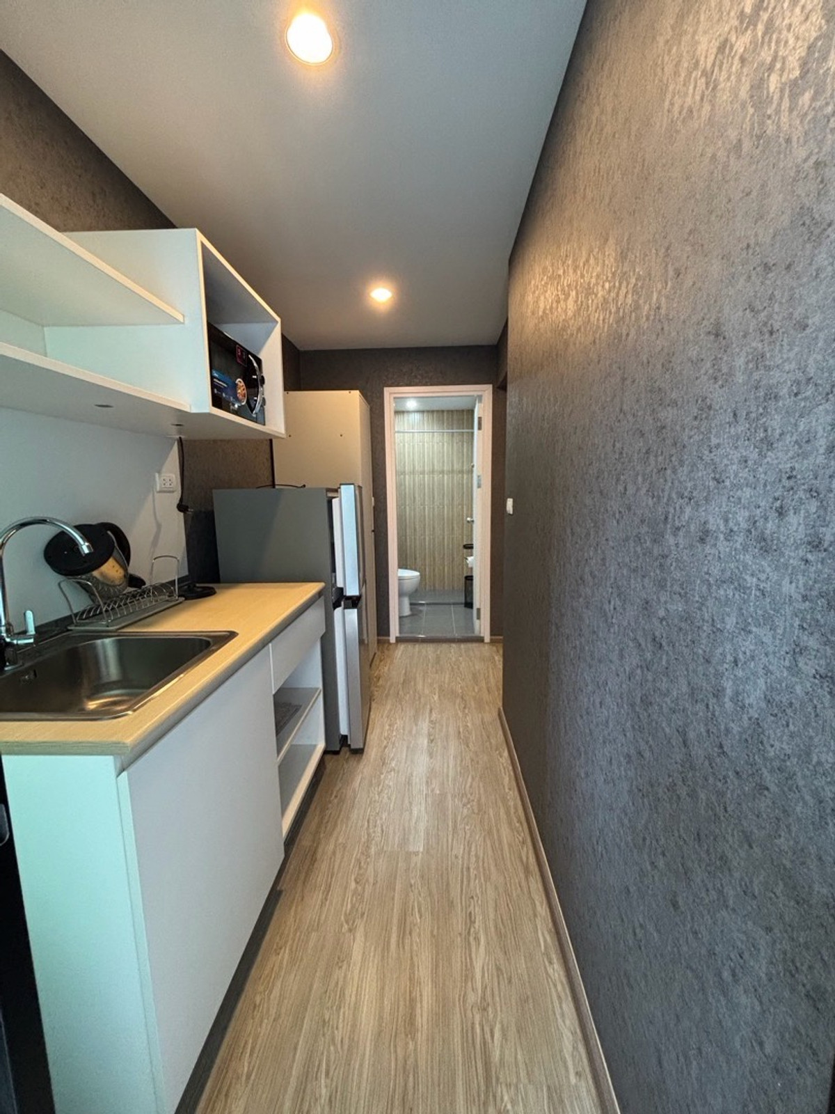 For RentCondoPattanakan, Srinakarin : Condo Hi Seacon Station ✅ Ready to enter 1 April 68 ✅1 Bedroom 1 bathroom, 3rd floor view, Size 28 sqm. Rental price 11,000 ฿ in advance. Damage 2 months. Interested in inquiring Line: kornkamolnwz | 0982599352 [K.NOW OWNER]