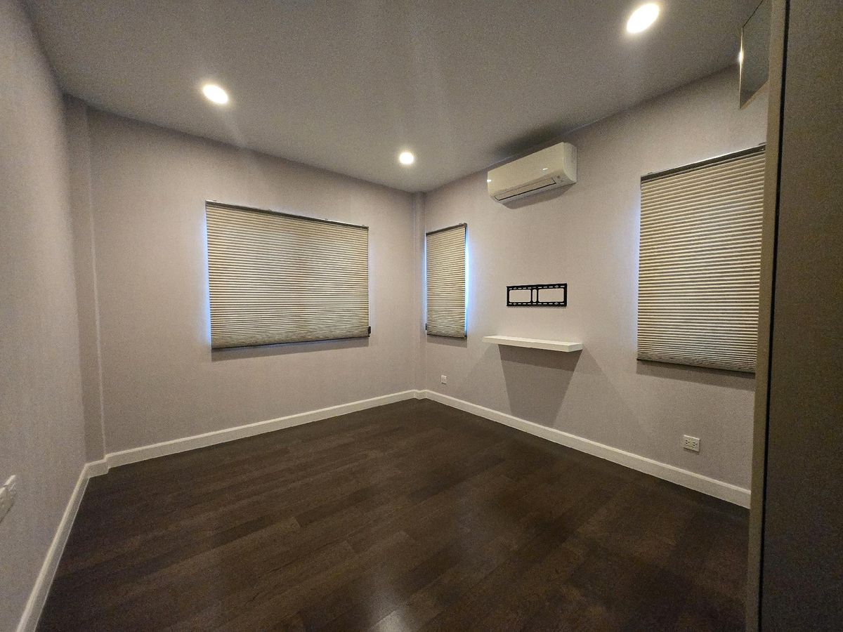 For SaleHousePattanakan, Srinakarin : Setthasiri, the most personal evolution, the only house in the alley is not attached to anyone 16.5 million 🚩