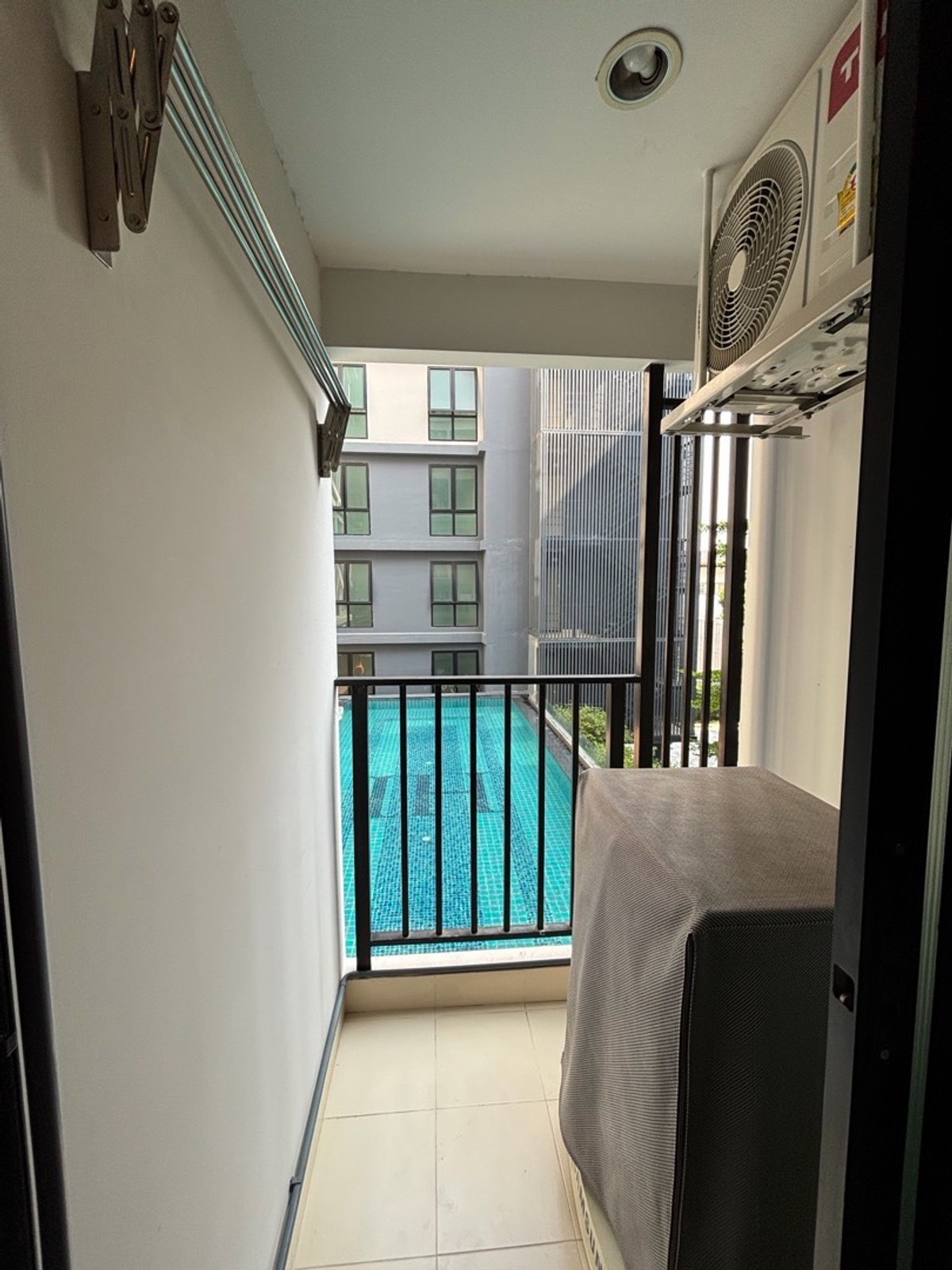 For RentCondoPattanakan, Srinakarin : Condo Hi Seacon Station ✅ Ready to enter 1 April 68 ✅1 Bedroom 1 bathroom, 3rd floor view, Size 28 sqm. Rental price 11,000 ฿ in advance. Damage 2 months. Interested in inquiring Line: kornkamolnwz | 0982599352 [K.NOW OWNER]