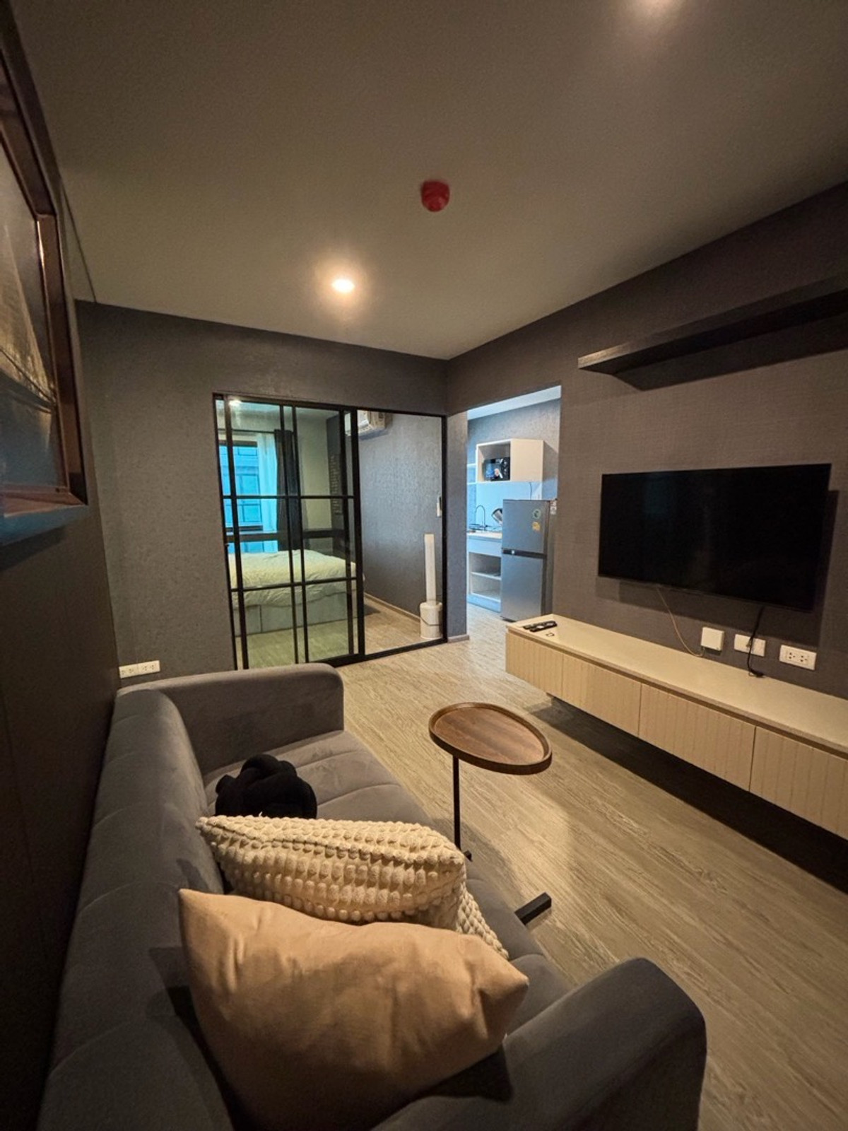 For RentCondoPattanakan, Srinakarin : Condo Hi Seacon Station ✅ Ready to enter 1 April 68 ✅1 Bedroom 1 bathroom, 3rd floor view, Size 28 sqm. Rental price 11,000 ฿ in advance. Damage 2 months. Interested in inquiring Line: kornkamolnwz | 0982599352 [K.NOW OWNER]