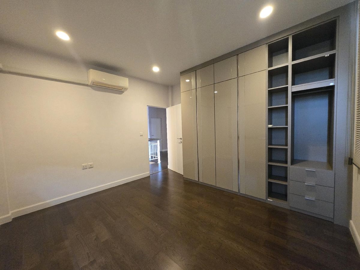 For SaleHousePattanakan, Srinakarin : Setthasiri, the most personal evolution, the only house in the alley is not attached to anyone 16.5 million 🚩