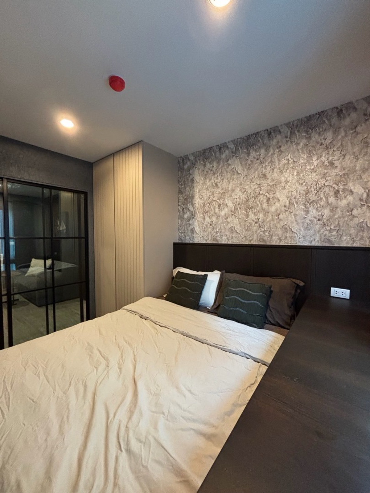 For RentCondoPattanakan, Srinakarin : Condo Hi Seacon Station ✅ Ready to enter 1 April 68 ✅1 Bedroom 1 bathroom, 3rd floor view, Size 28 sqm. Rental price 11,000 ฿ in advance. Damage 2 months. Interested in inquiring Line: kornkamolnwz | 0982599352 [K.NOW OWNER]