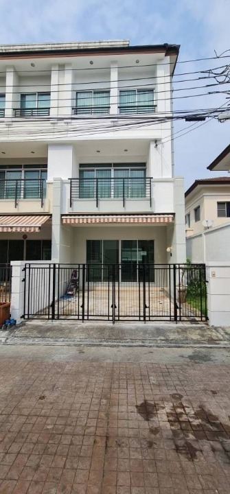 For RentTownhomeSamut Prakan,Samrong : Rent a townhome Baan Klang Mueang, Ebana, Sukhumvit 113, near Jasie Burn Srinakarin, only 5 minutes