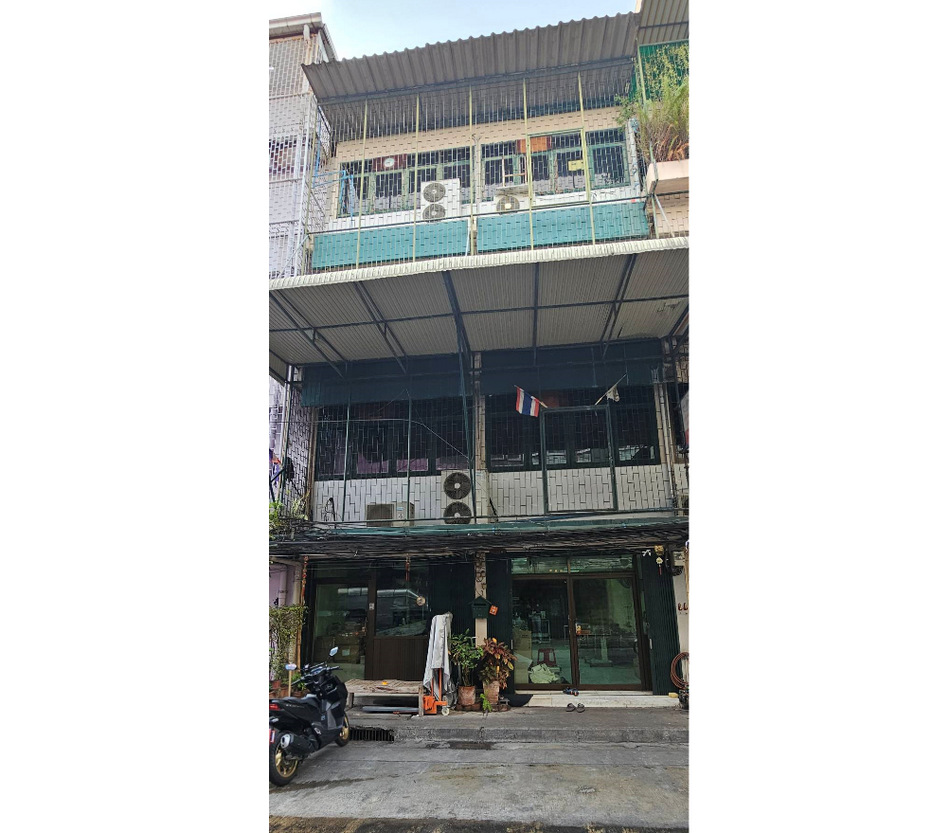 For SaleShop HouseSathorn, Narathiwat : Inquiries: 094-498-7176 4th floor commercial building for sale, 2 Kuha Narathiwatratchanakharin Soi 14, Thung Wat Don, Sathorn District, near Makro Sathorn