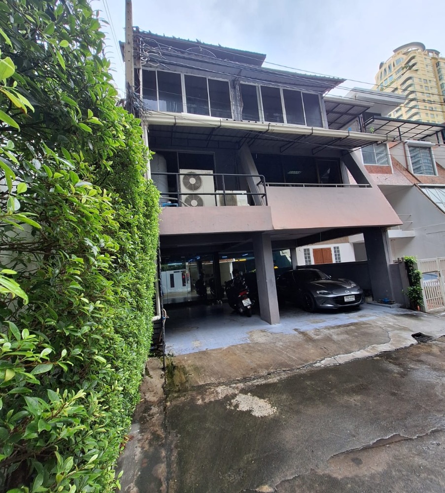 For SaleTownhomeSukhumvit, Asoke, Thonglor : Commercial building or Home Office for Sale, 5 floors, Area 31 square wah. Nana area / Lower Sukhumvit
