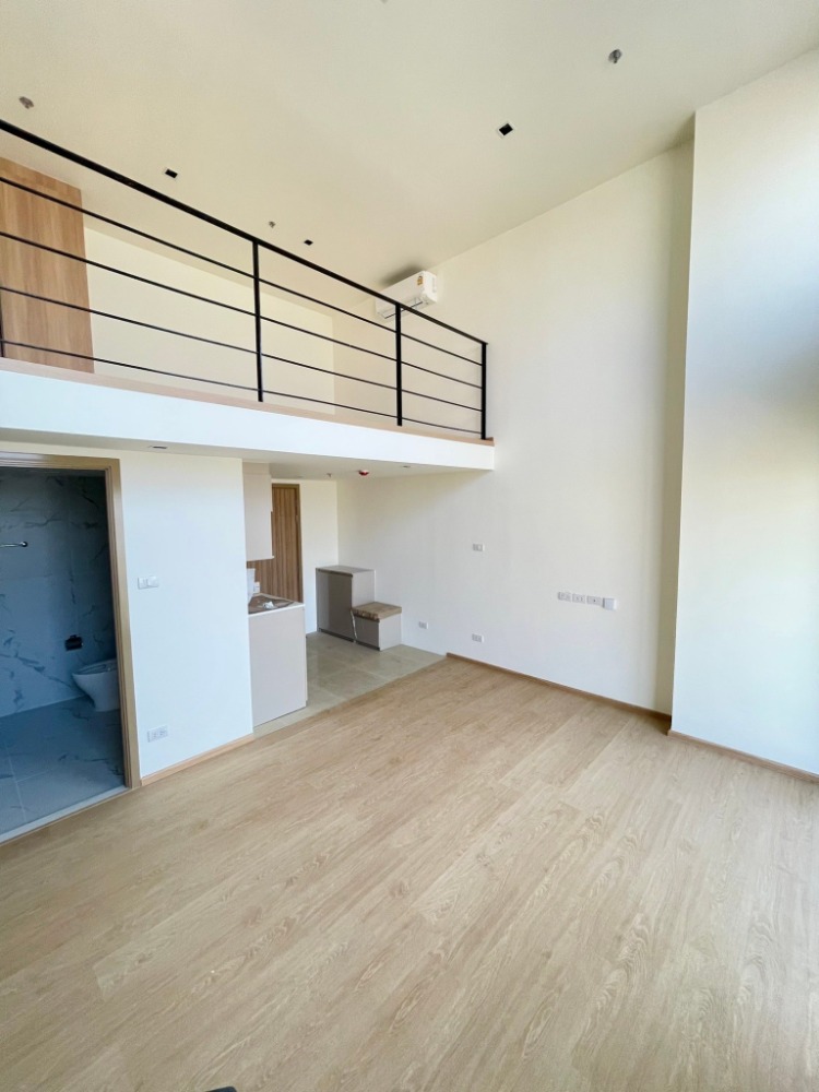 ขายคอนโดวงเวียนใหญ่ เจริญนคร : ขายคอนโด ณ รีวา เจริญนคร ห้อง Loft ชั้น 21 ฟังก์ชัน 1 ห้องนอน 1 ห้องน้ำ พื้นที่ใช้สอย 43.15 ตร.ม. ห้องกว้าง วิวสวย มองเห็นแม่น้ำเจ้าพระยา เดินทางสะดวก มี Shuttle Bus ไปส่งที่ BTS กรุงธนบุรีและ ICON SIAM