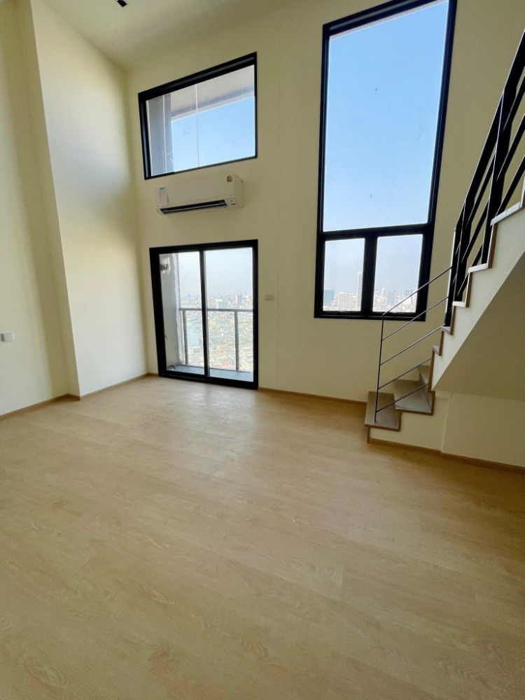 ขายคอนโดวงเวียนใหญ่ เจริญนคร : ขายคอนโด ณ รีวา เจริญนคร ห้อง Loft ชั้น 21 ฟังก์ชัน 1 ห้องนอน 1 ห้องน้ำ พื้นที่ใช้สอย 43.15 ตร.ม. ห้องกว้าง วิวสวย มองเห็นแม่น้ำเจ้าพระยา เดินทางสะดวก มี Shuttle Bus ไปส่งที่ BTS กรุงธนบุรีและ ICON SIAM