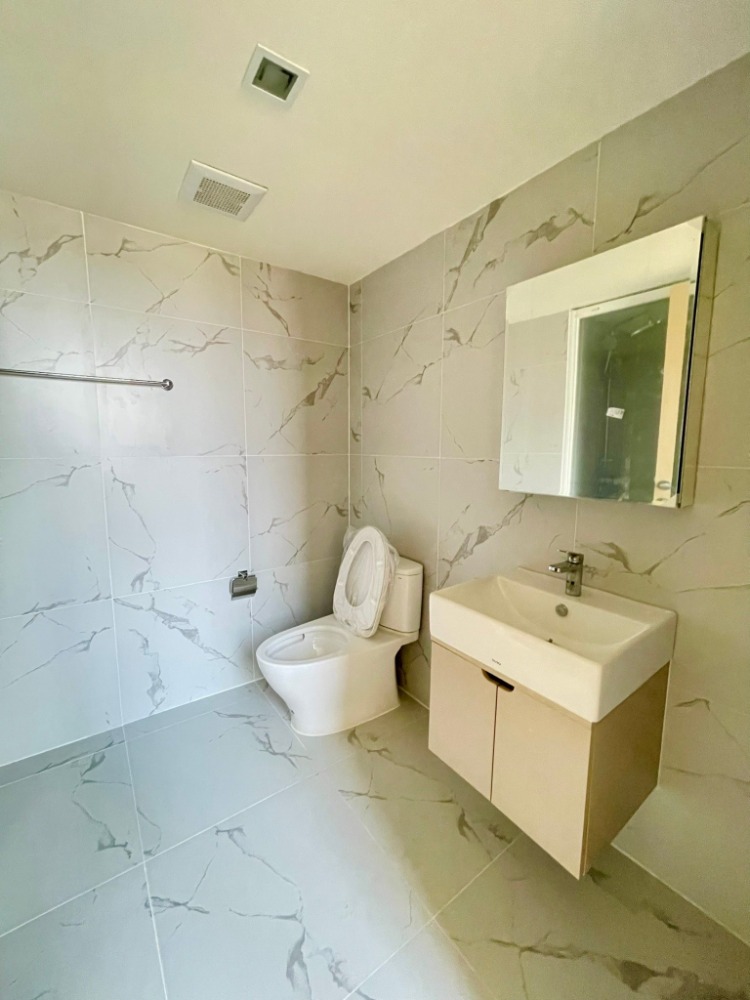 ขายคอนโดวงเวียนใหญ่ เจริญนคร : ขายคอนโด ณ รีวา เจริญนคร ห้อง Loft ชั้น 21 ฟังก์ชัน 1 ห้องนอน 1 ห้องน้ำ พื้นที่ใช้สอย 43.15 ตร.ม. ห้องกว้าง วิวสวย มองเห็นแม่น้ำเจ้าพระยา เดินทางสะดวก มี Shuttle Bus ไปส่งที่ BTS กรุงธนบุรีและ ICON SIAM