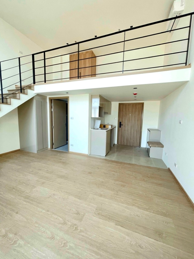 ขายคอนโดวงเวียนใหญ่ เจริญนคร : ขายคอนโด ณ รีวา เจริญนคร ห้อง Loft ชั้น 21 ฟังก์ชัน 1 ห้องนอน 1 ห้องน้ำ พื้นที่ใช้สอย 43.15 ตร.ม. ห้องกว้าง วิวสวย มองเห็นแม่น้ำเจ้าพระยา เดินทางสะดวก มี Shuttle Bus ไปส่งที่ BTS กรุงธนบุรีและ ICON SIAM