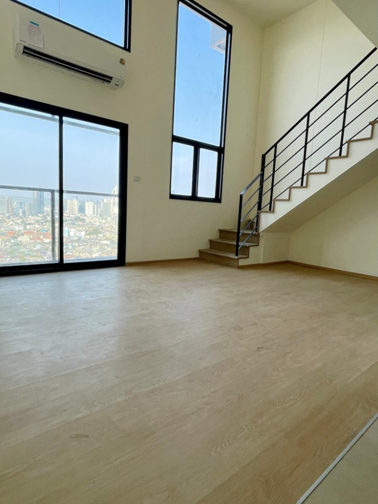 ขายคอนโดวงเวียนใหญ่ เจริญนคร : ขายคอนโด ณ รีวา เจริญนคร ห้อง Loft ชั้น 21 ฟังก์ชัน 1 ห้องนอน 1 ห้องน้ำ พื้นที่ใช้สอย 43.15 ตร.ม. ห้องกว้าง วิวสวย มองเห็นแม่น้ำเจ้าพระยา เดินทางสะดวก มี Shuttle Bus ไปส่งที่ BTS กรุงธนบุรีและ ICON SIAM