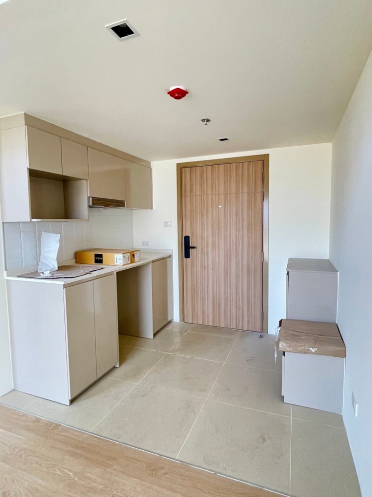 ขายคอนโดวงเวียนใหญ่ เจริญนคร : ขายคอนโด ณ รีวา เจริญนคร ห้อง Loft ชั้น 21 ฟังก์ชัน 1 ห้องนอน 1 ห้องน้ำ พื้นที่ใช้สอย 43.15 ตร.ม. ห้องกว้าง วิวสวย มองเห็นแม่น้ำเจ้าพระยา เดินทางสะดวก มี Shuttle Bus ไปส่งที่ BTS กรุงธนบุรีและ ICON SIAM