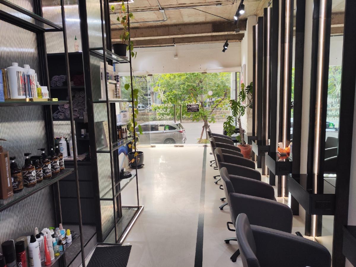 For RentShop HouseSilom, Saladaeng, Bangrak : For rent shop in silom Sathorn on main road, Narathiwat near bts skytrain