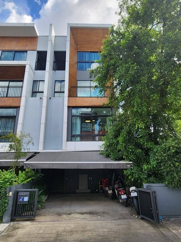 For RentTownhomePattanakan, Srinakarin : HR2225 Sell /Rent 3 -story townhome behind the corner of the Arden Soi Phatthanakan Project 20, suitable for living or doing offices.