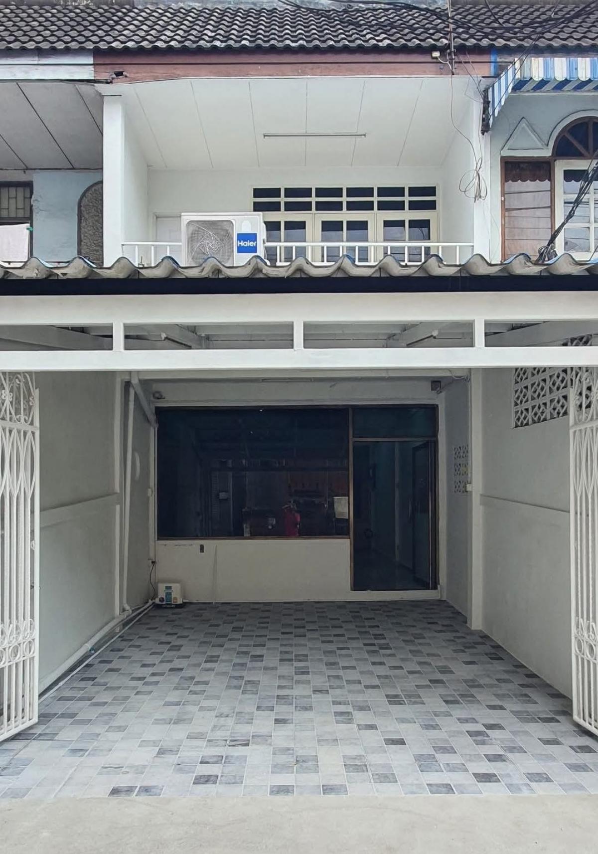 For SaleTownhomeOnnut, Udomsuk : 📌 Dont wait. 🎉 Townhouse for sale cheap 20 sq.m. or 2 booths attached to 40 sq.m. #Soi Udom Suk 42 #Near the Udom Suphak Market and 2 electric train lines, very good location through Bangna Trat Srinakarin and Sukhumvit #The owner sells himself