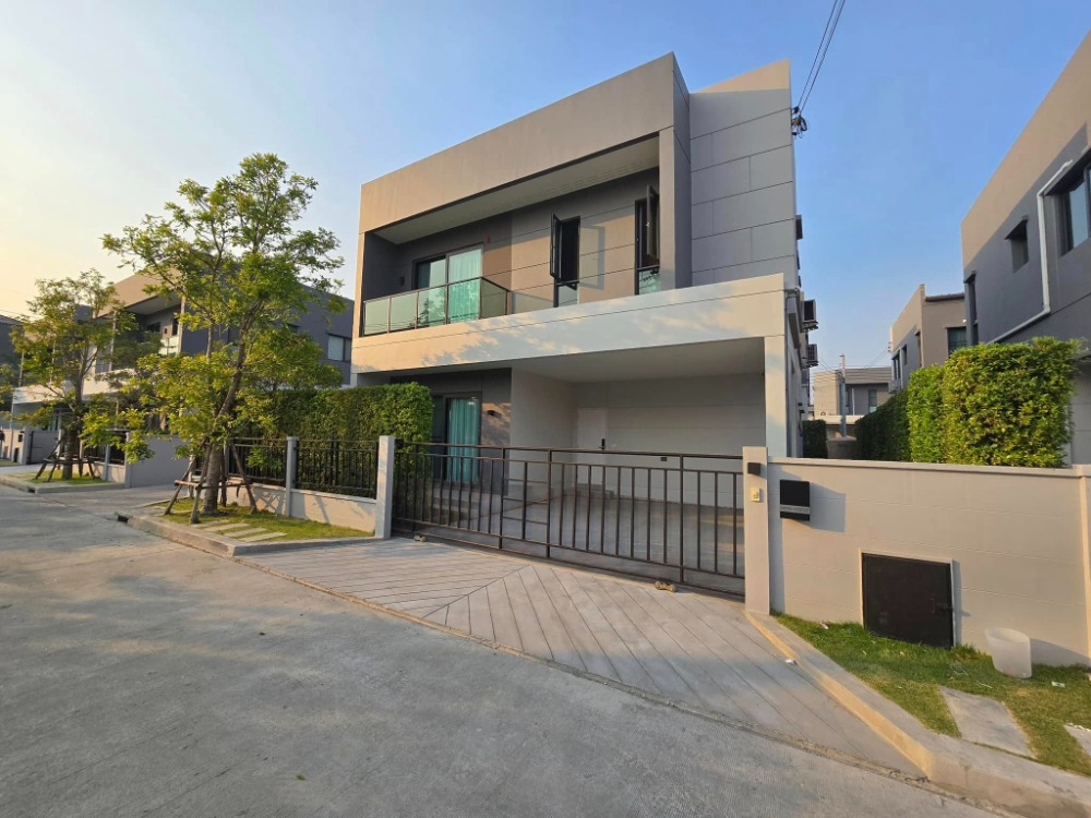 ให้เช่าบ้านบางนา แบริ่ง ลาซาล : Luxury House for rent Centro บางนา ทำเลเยี่ยม! ห่างจาก Mega Bangna เพียง 1 กม.