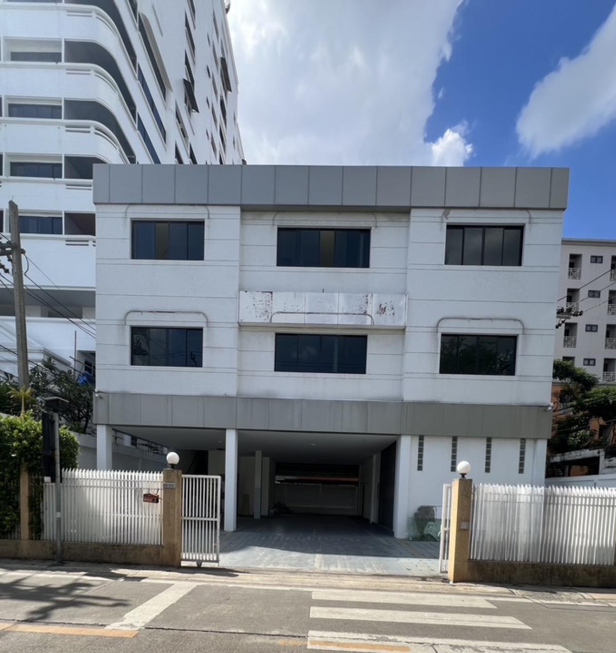 For RentShop HouseSukhumvit, Asoke, Thonglor : 3-storey commercial building, Stand Alone, not next to anyone who parks 8 cars, Sukhumvit 26, Phrom Phong area, suitable for beauty clinic, surgery, health care, mother and child, patch, Chinese, bone, spa, massage from health, IV-DRIP, NAD+ Therapy.