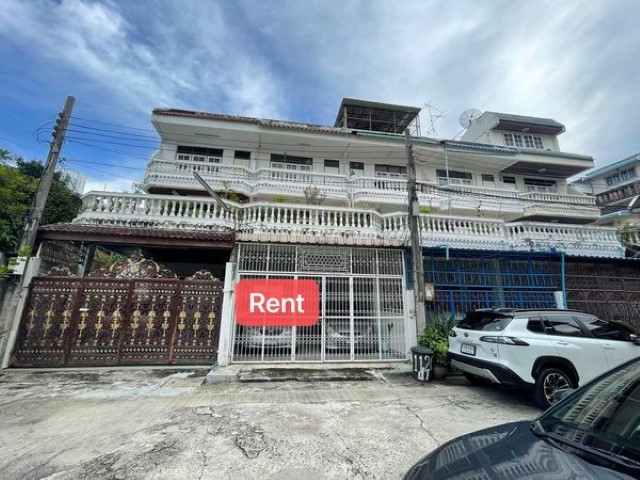 For RentTownhomeRatchadapisek, Huaikwang, Suttisan : 4 -story townhome rental, Suthisarn Air Road, some parts have 7 bedrooms, 6 water, rental price 60,000 baht per month Near MRT Suthisarn