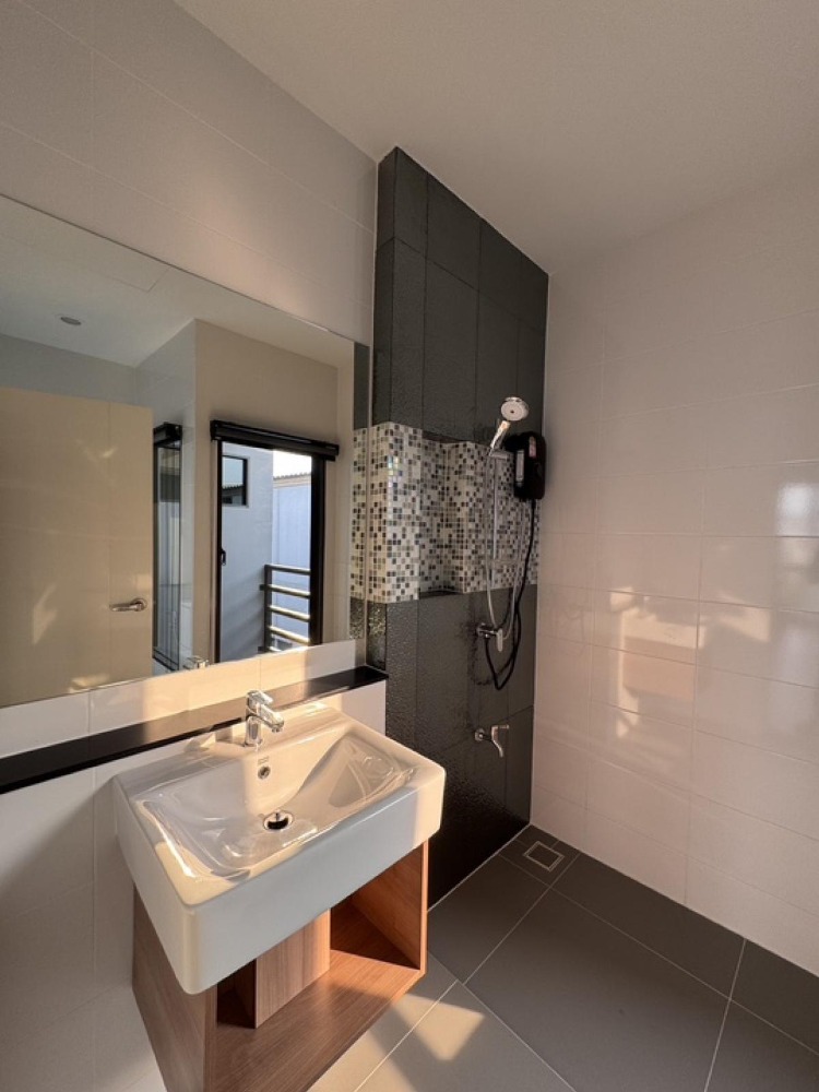 For RentTownhomeMin Buri, Romklao : Townhouse for rent 🔥 Baan Klang Muang Rama 9-Krungthep Kreetha 🔥 2 bedrooms, 2 bathrooms, complete furniture and electrical appliances.