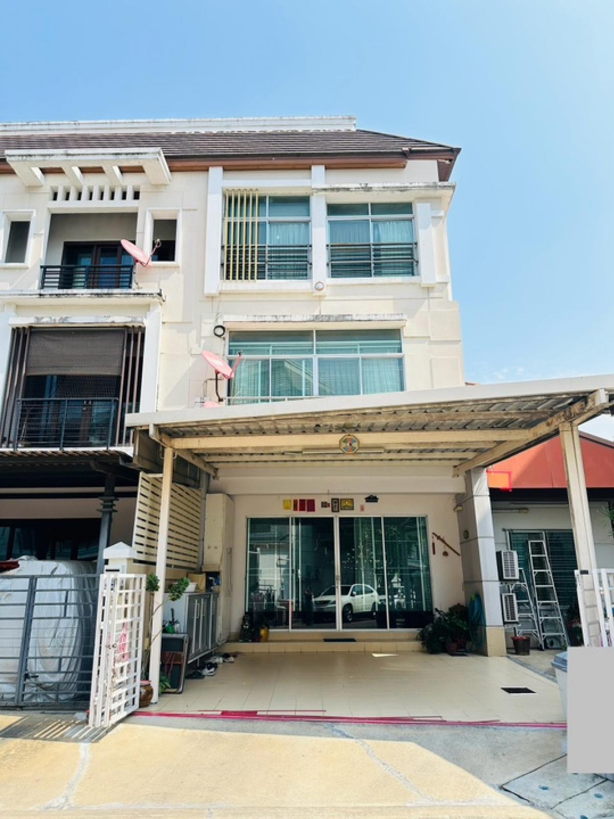 For SaleTownhomeKasetsart, Ratchayothin : House for sale in the middle of The Royal Vienna, Ratchadaphisek Road, Chatuchak Subdistrict, Chatuchak District
