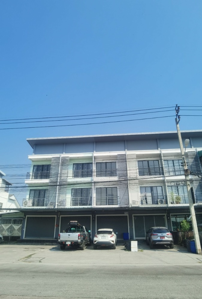 For SaleShop HouseSamut Prakan,Samrong : 3 -storey commercial building for sale in front of Thanyada Park Village Near Pathum Kongka School Samut Prakan Province