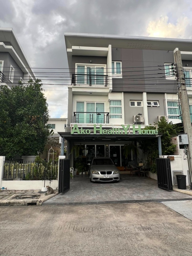 For RentHome OfficeVipawadee, Don Mueang, Lak Si : Home office rental The twin house is decorated as a café and start the business straight away. And there is a bedroom with fir Or will make an office Decorated in a cafe style is very chic.