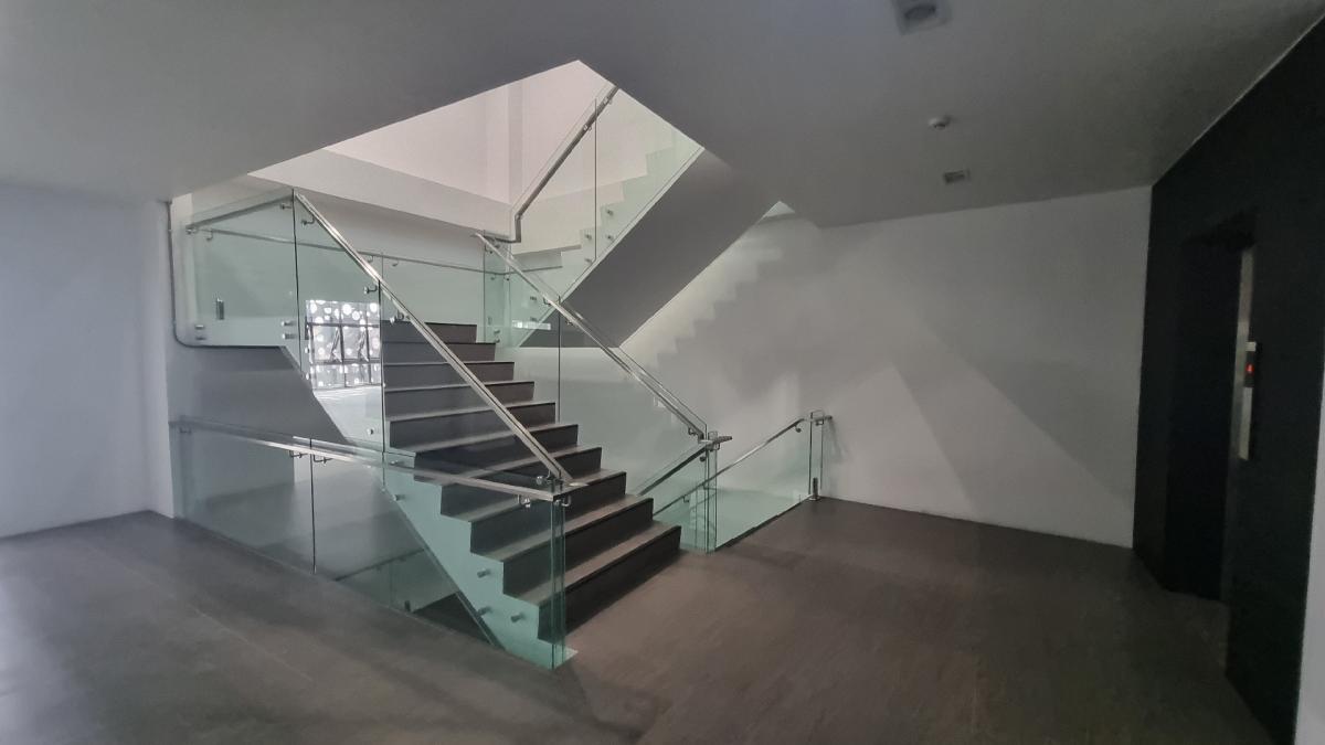 For RentOfficeSukhumvit, Asoke, Thonglor : For rent, BTS, Thonglor, location, good location, near BTS, 700 baht per square meter