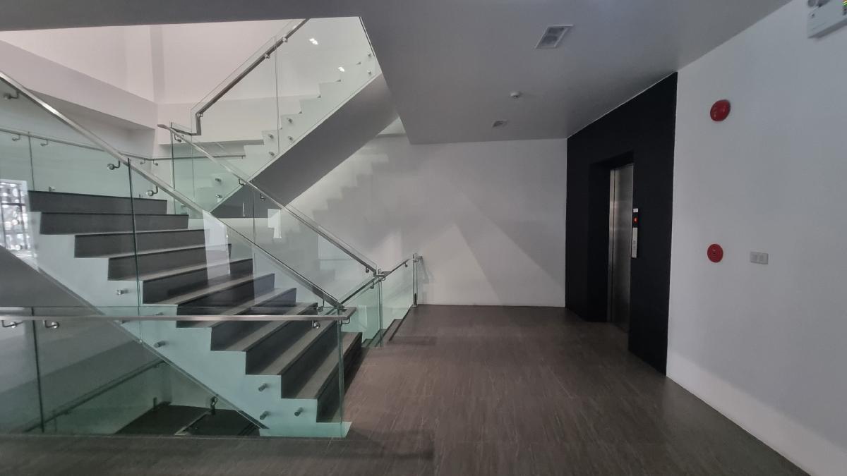 For RentOfficeSukhumvit, Asoke, Thonglor : For rent, BTS, Thonglor, location, good location, near BTS, 700 baht per square meter
