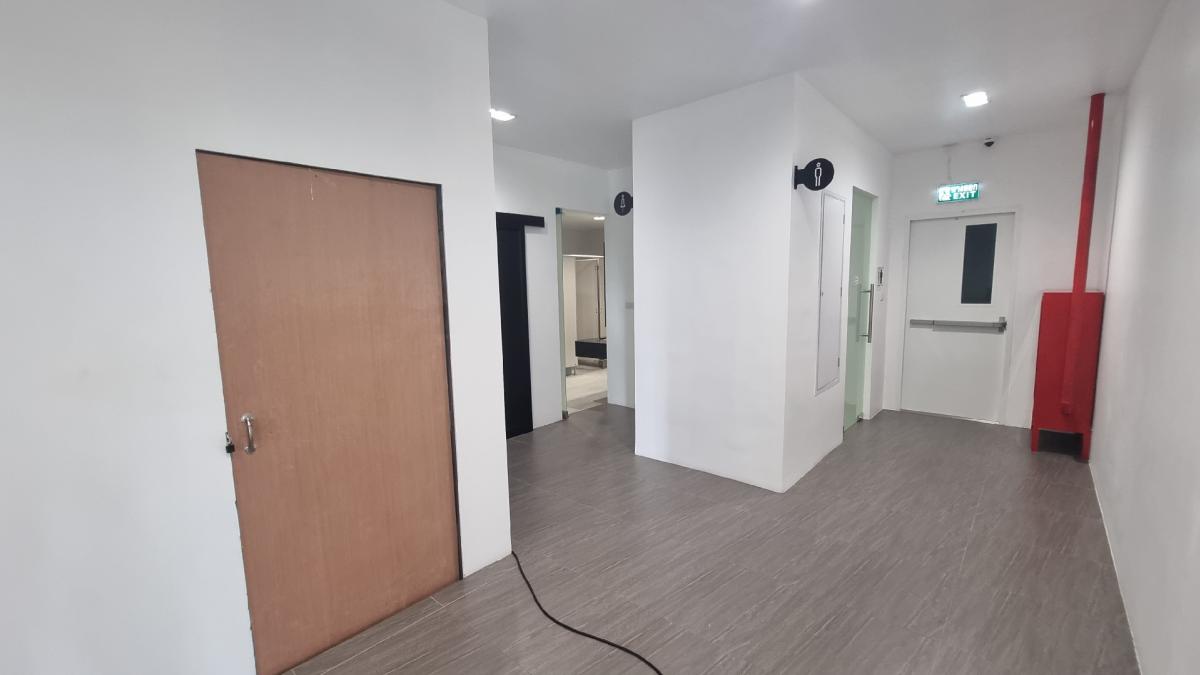 For RentOfficeSukhumvit, Asoke, Thonglor : For rent, BTS, Thonglor, location, good location, near BTS, 700 baht per square meter
