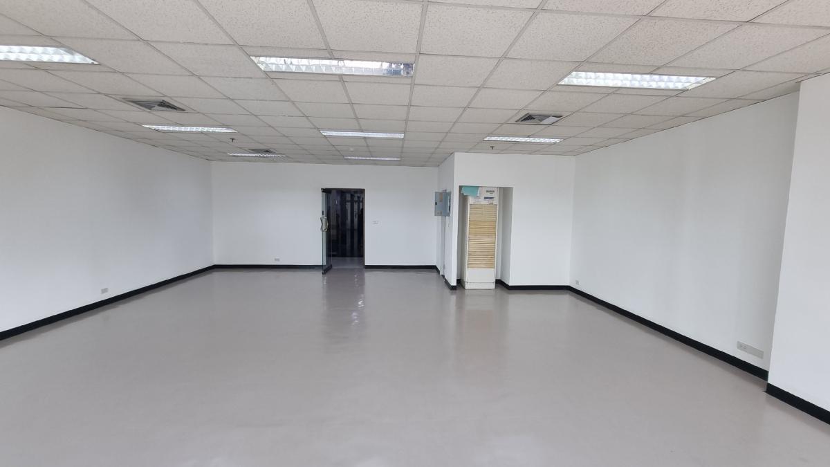 For RentOfficeSukhumvit, Asoke, Thonglor : BTS Ekkamai for rent Good price, good location 76 square meters