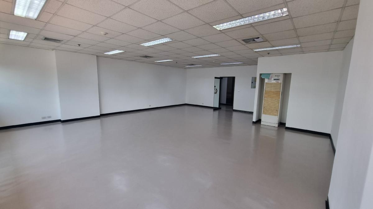 For RentOfficeSukhumvit, Asoke, Thonglor : BTS Ekkamai for rent Good price, good location 76 square meters