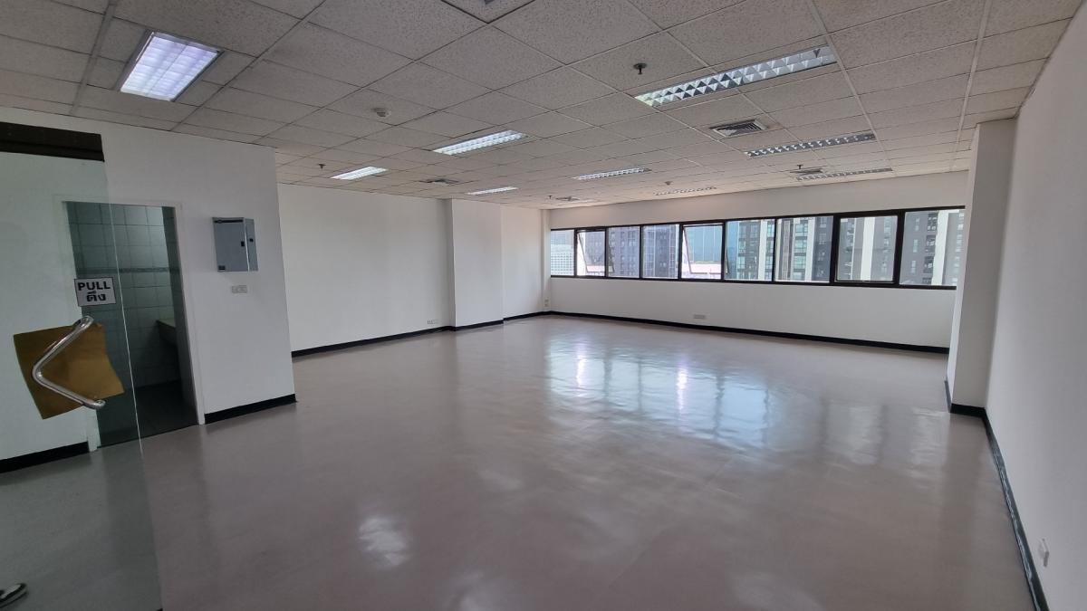 For RentOfficeSukhumvit, Asoke, Thonglor : BTS Ekkamai for rent Good price, good location 76 square meters