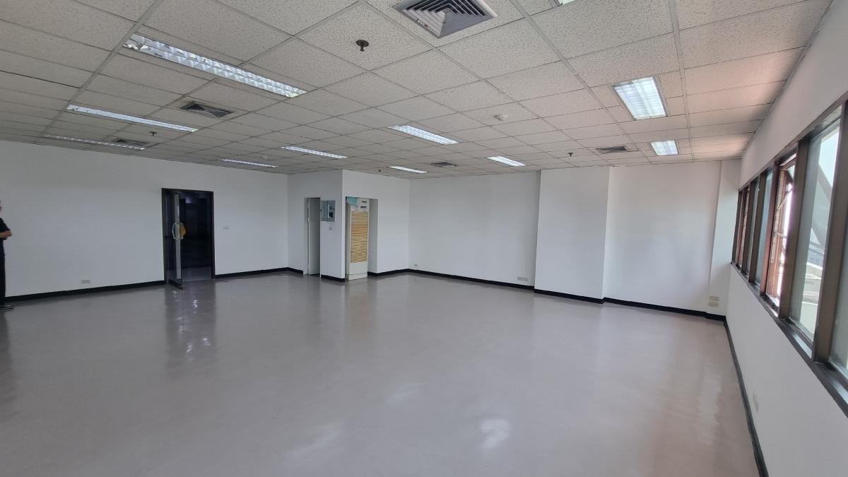 For RentOfficeSukhumvit, Asoke, Thonglor : BTS Ekkamai for rent Good price, good location 76 square meters