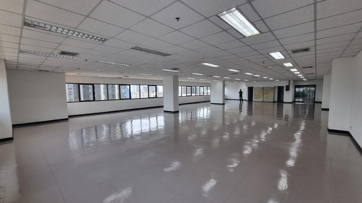 For RentOfficeSukhumvit, Asoke, Thonglor : BTS Ekkamai for rent Good price, good location 303 square meters