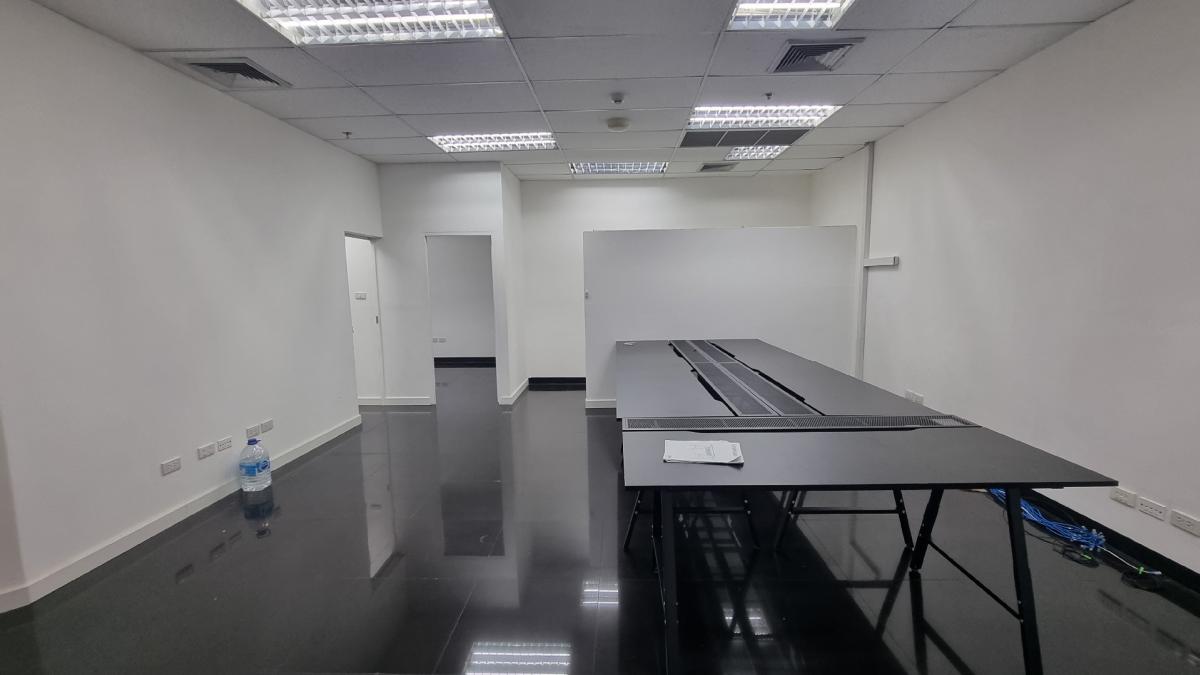 For RentOfficeSukhumvit, Asoke, Thonglor : Asoke for rent, office, floor 5th 82 sq.m. x 750 baht  Decorated successfully Ready to move in