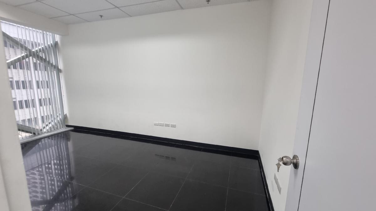 For RentOfficeSukhumvit, Asoke, Thonglor : Asoke for rent, office, floor 5th 82 sq.m. x 750 baht  Decorated successfully Ready to move in