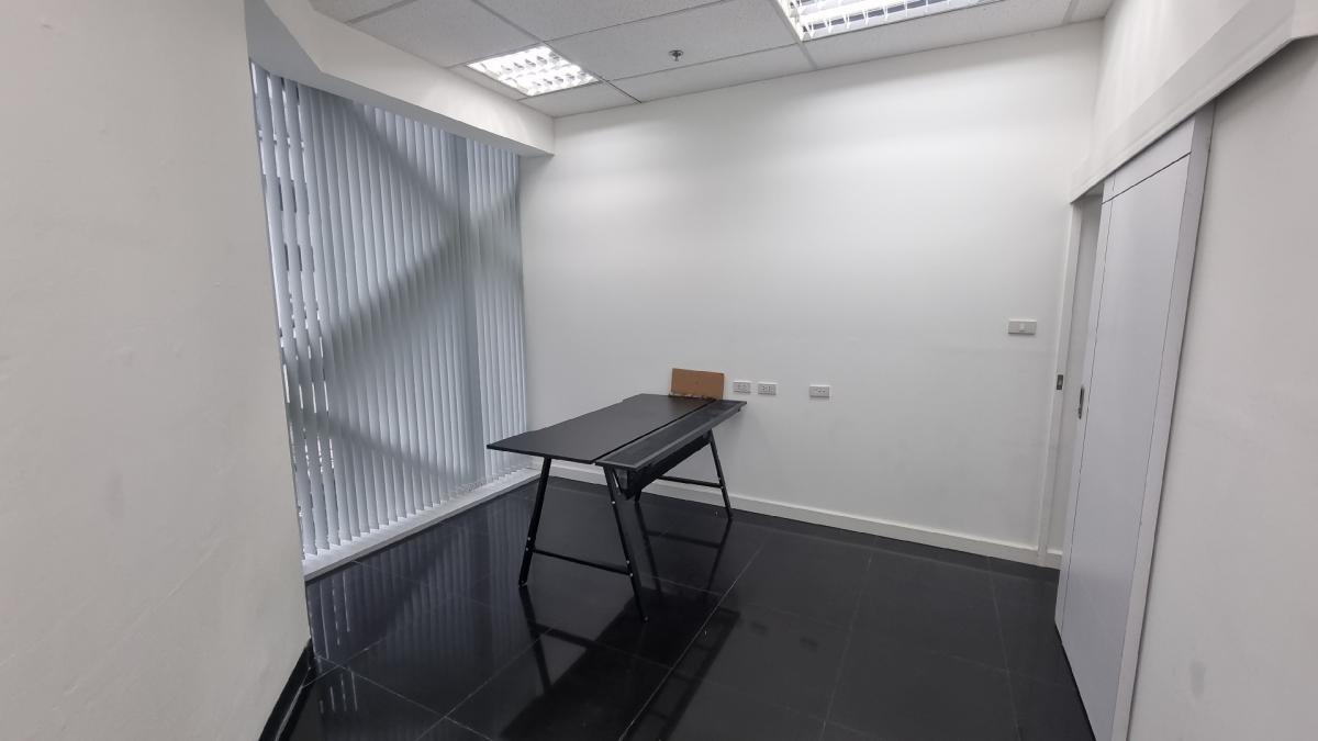 For RentOfficeSukhumvit, Asoke, Thonglor : Asoke for rent, office, floor 5th 82 sq.m. x 750 baht  Decorated successfully Ready to move in