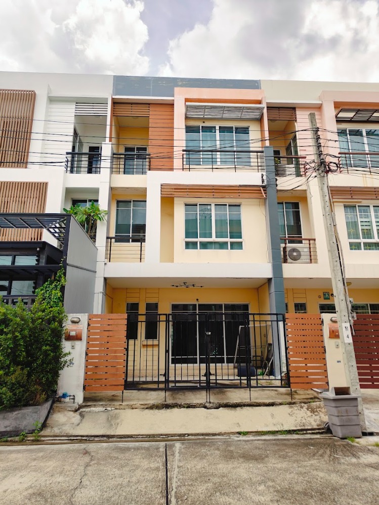 For SaleTownhomeEakachai, Bang Bon : Townhome for sale, The Platon City Village, Sathorn, a good location on Kalapapruek Road Convenient to travel to the city near Sathorn, Rama 3