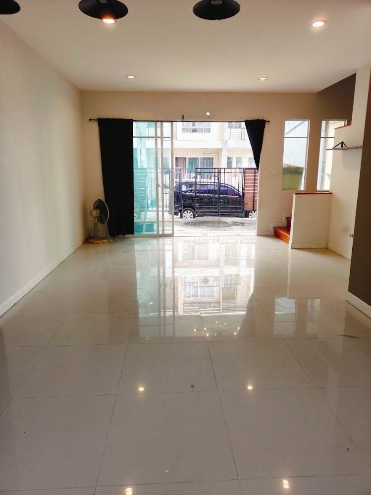 For SaleTownhomeEakachai, Bang Bon : Townhome for sale, The Platon City Village, Sathorn, a good location on Kalapapruek Road Convenient to travel to the city near Sathorn, Rama 3