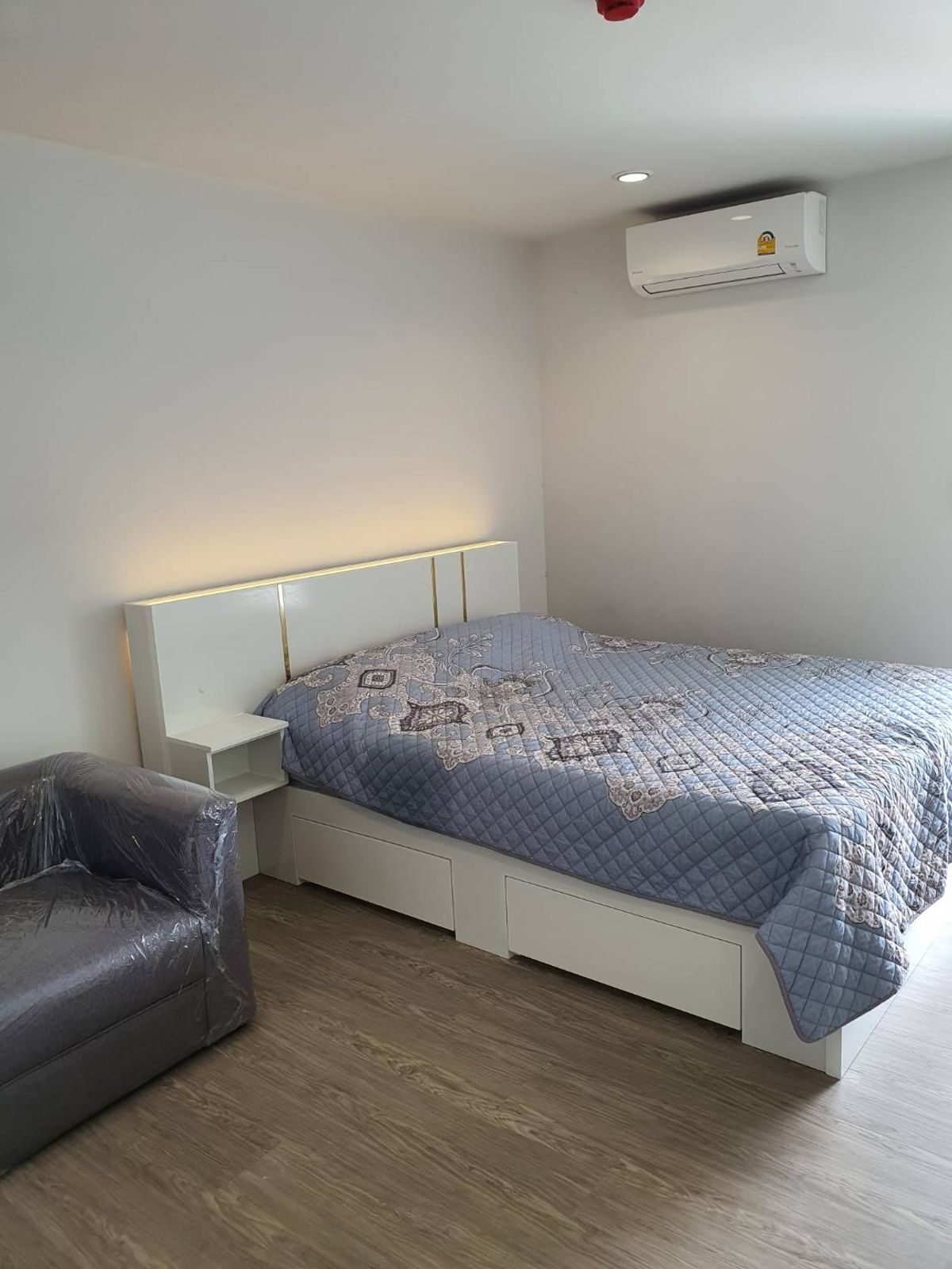 For RentCondoBang Sue, Wong Sawang, Tao Pun : Rental of the Rejan Home Condo, Bang, hidden, Phase 27, beautiful room, Building D, Floor 15, north view. Rental fee 8,000 baht.