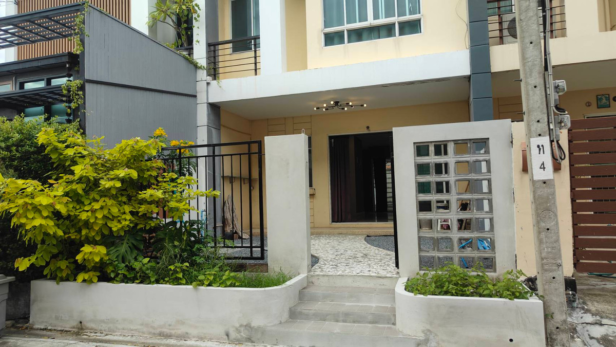 For SaleTownhomeEakachai, Bang Bon : Townhome for sale, The Platon City Village, Sathorn, a good location on Kalapapruek Road Convenient to travel to the city near Sathorn, Rama 3