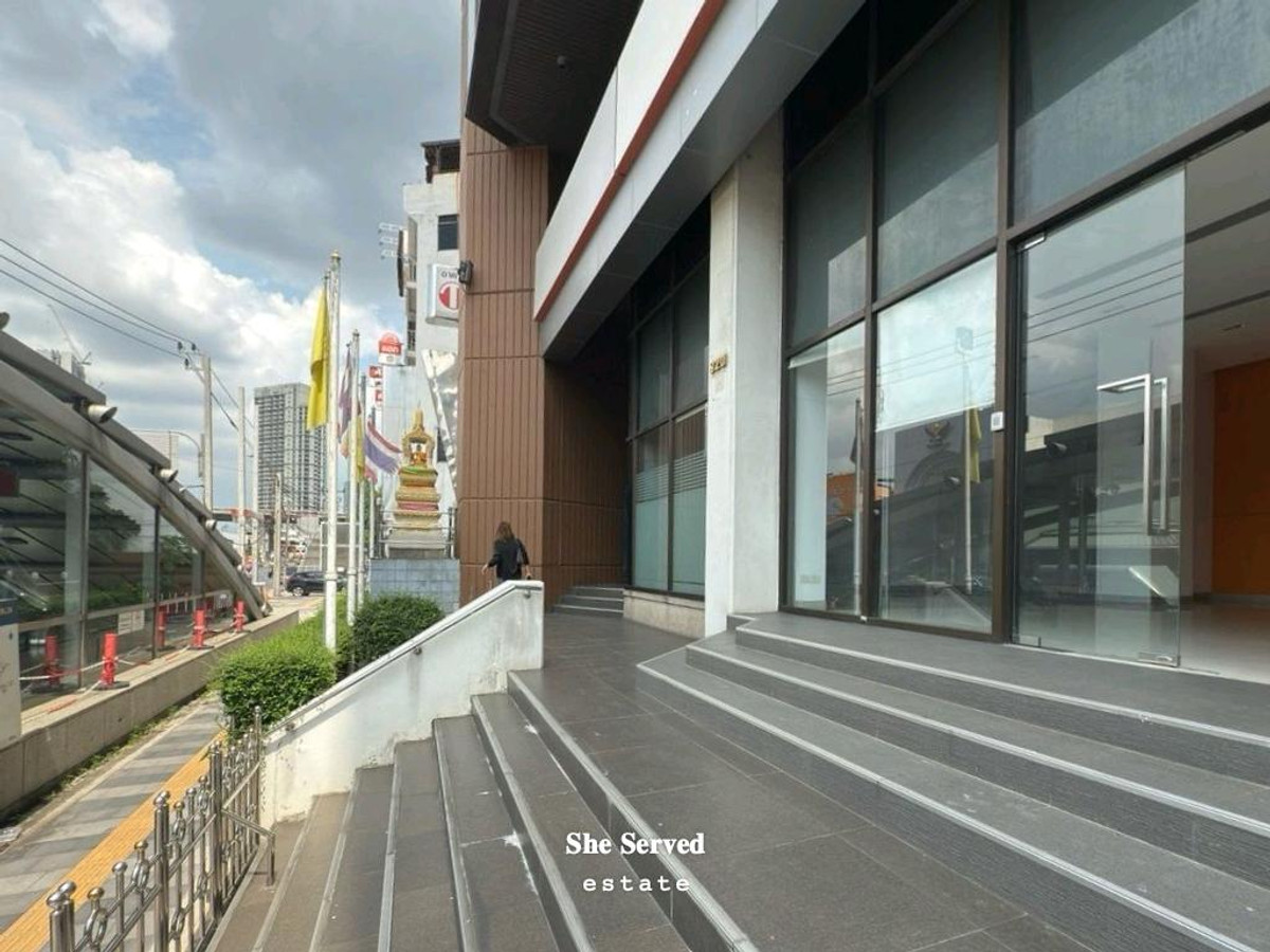 For RentRetail SpaceSiam Paragon ,Chulalongkorn,Samyan : Free space for rent 0 meters from MRT Hua Lamphong. Can do many businesses 086-9299929 Pun.