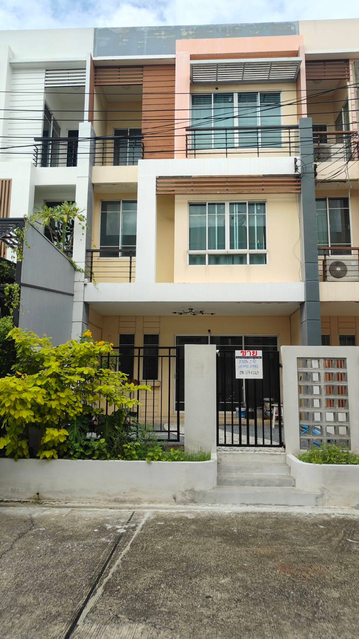 ขายทาวน์โฮมเอกชัย บางบอน : ขายทาวน์โฮม หมู่บ้านเดอะแพลนท์ ซิตี้ สาทร ทำเลดีติดถนนกัลปพฤกษ์ เดินทางเข้าเมืองสะดวก ใกล้สาทร พระราม 3