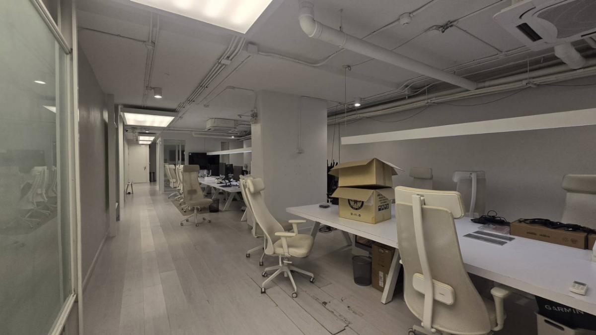 For RentRetail SpaceWitthayu, Chidlom, Langsuan, Ploenchit : Business area, business, B1, size 148 square meters, near BTS Ploenchit Station 500 meters and leading malls such as Central Chidlom, Central Embassy and One Bangkok near Polo Club.