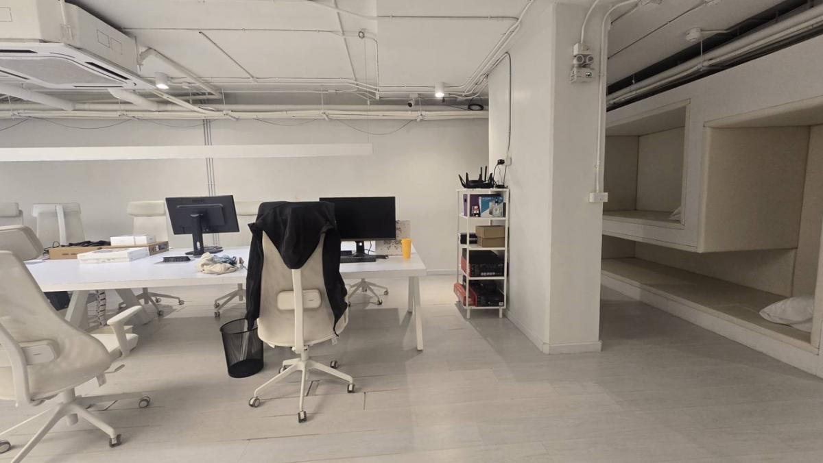 For RentRetail SpaceWitthayu, Chidlom, Langsuan, Ploenchit : Business area, business, B1, size 148 square meters, near BTS Ploenchit Station 500 meters and leading malls such as Central Chidlom, Central Embassy and One Bangkok near Polo Club.