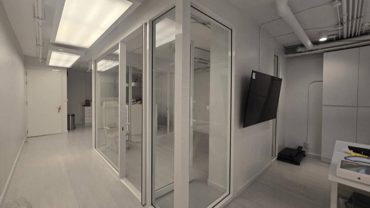 For RentRetail SpaceWitthayu, Chidlom, Langsuan, Ploenchit : Business area, business, B1, size 148 square meters, near BTS Ploenchit Station 500 meters and leading malls such as Central Chidlom, Central Embassy and One Bangkok near Polo Club.