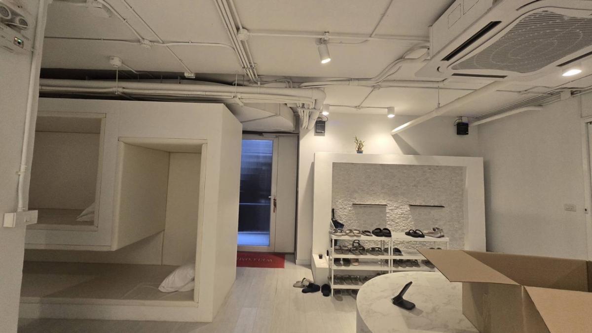 For RentRetail SpaceWitthayu, Chidlom, Langsuan, Ploenchit : Business area, business, B1, size 148 square meters, near BTS Ploenchit Station 500 meters and leading malls such as Central Chidlom, Central Embassy and One Bangkok near Polo Club.