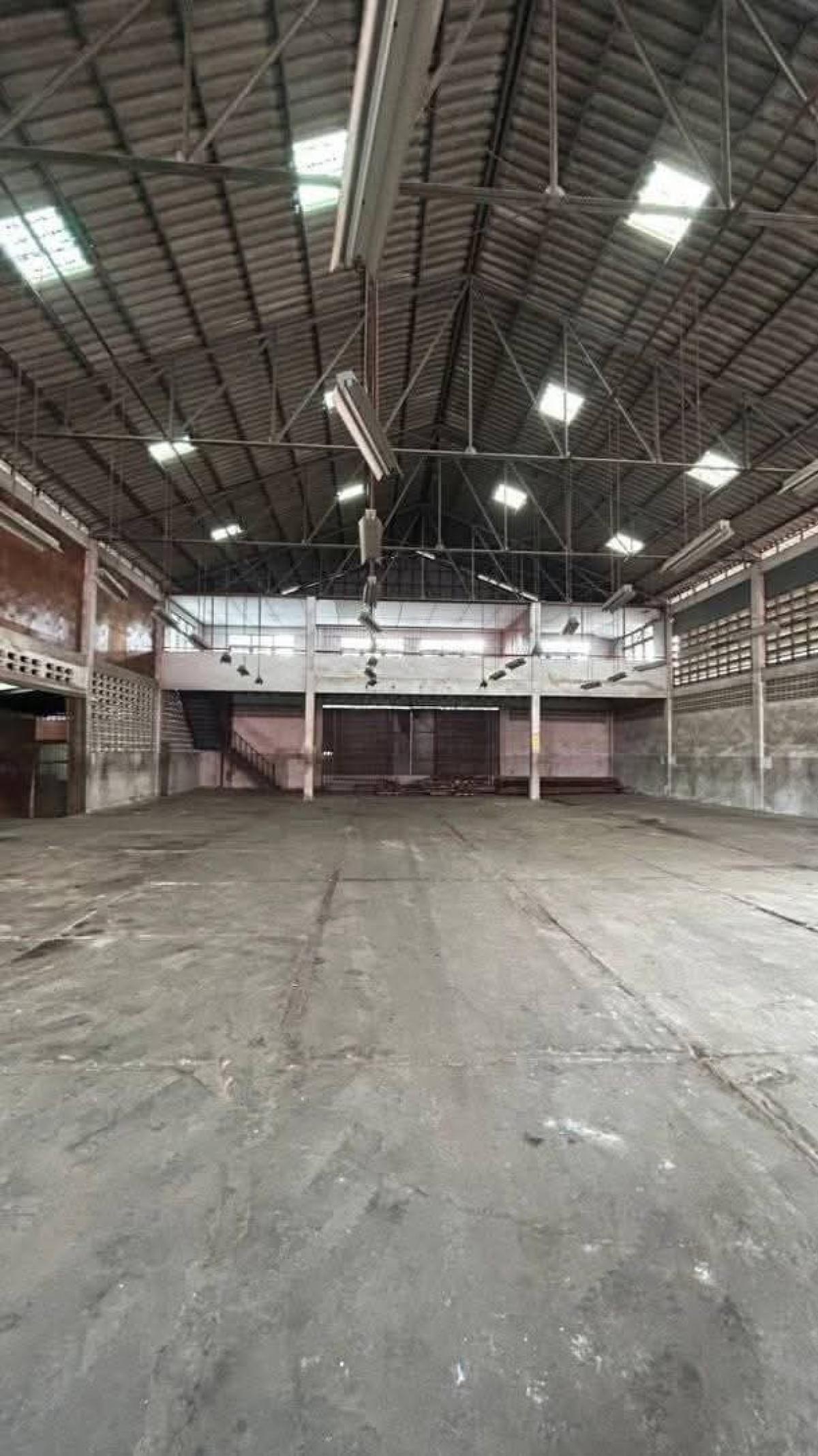 For RentWarehouseRathburana, Suksawat : Warehouse for rent, Soi Suksawat 52, living space 814 square meters with office bathroom, good location, convenient to access