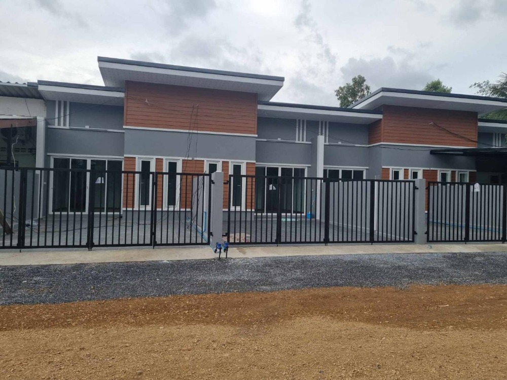 For SaleHouseHatyai Songkhla : Selling very cheap !! One -story twin house, newly built, Hat Yai District, Songkhla Province, near Lotus, Central Airport