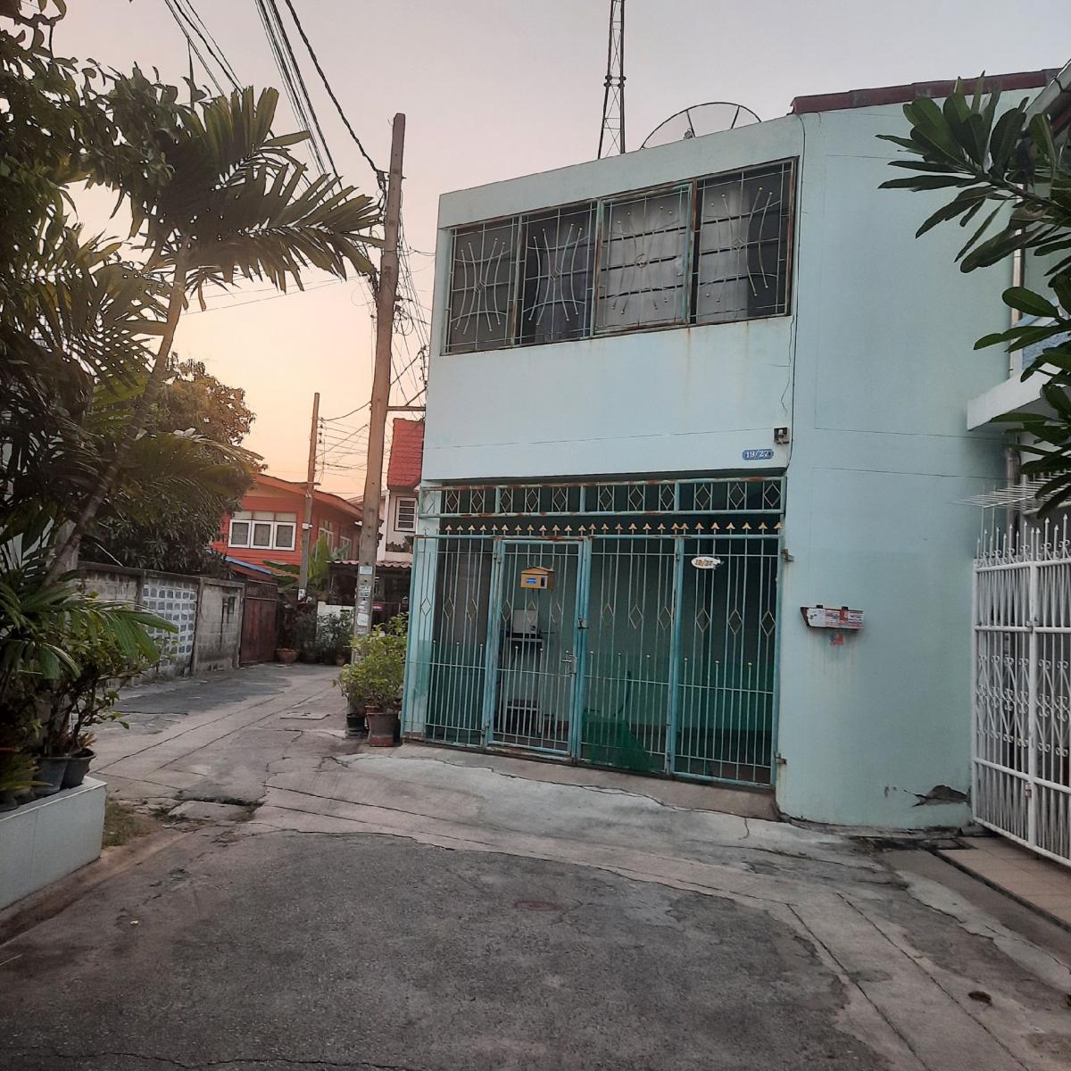 For RentTownhomePinklao, Charansanitwong : Bang Kruai -Sai Noi Rd., Rent a 2 -story townhouse, 20 sq.w. 2 bedrooms, 2 bathrooms. Water tank, wardrobe, TV cabinet, 5 cabinets, some of the car park in the house, 1 car, Bang Kruai Rd. -Sai Noi 7, near the Talu Power Plant Nakorn In has rented 13,500 