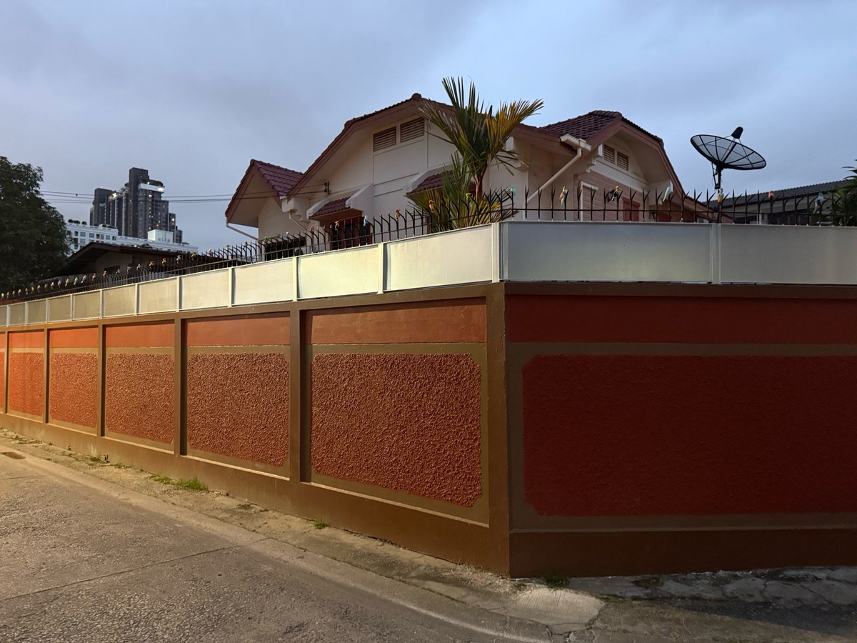 House 95 Sq. Gold Location 600 meters from the Green Wutthakat BTS. Loading...